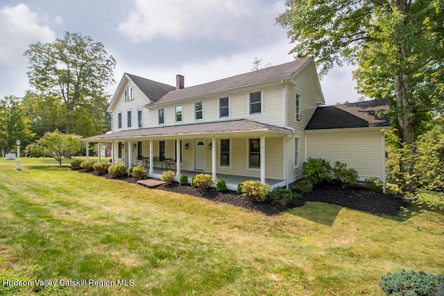 country-style home featuring a front lawn and covered porch