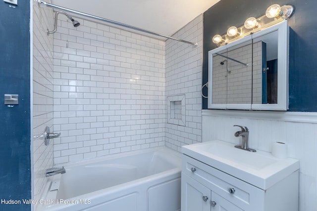 bathroom with vanity and tiled shower / bath