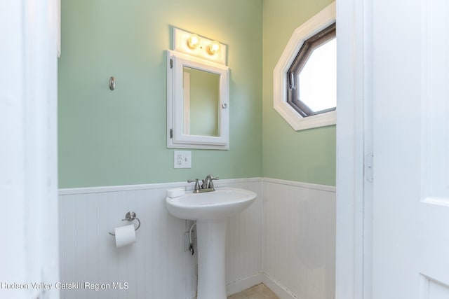 bathroom featuring sink