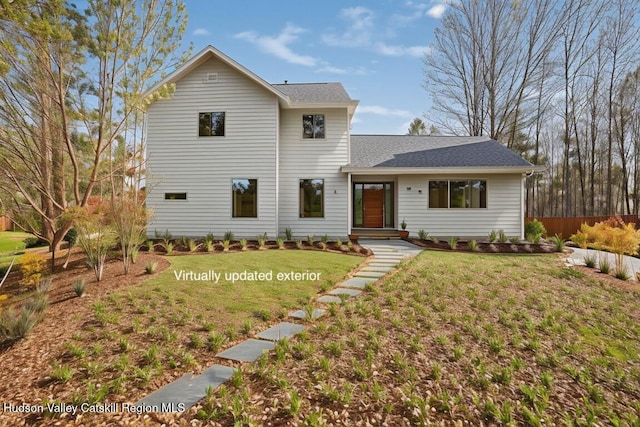 view of front of property featuring a front yard