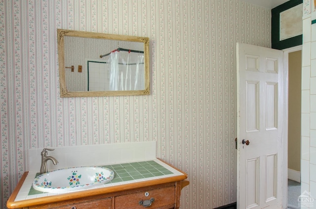 full bathroom featuring a shower with curtain and vanity