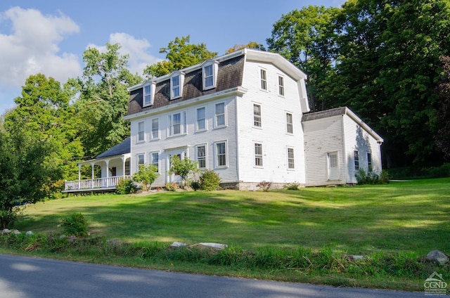 view of front facade featuring a front lawn