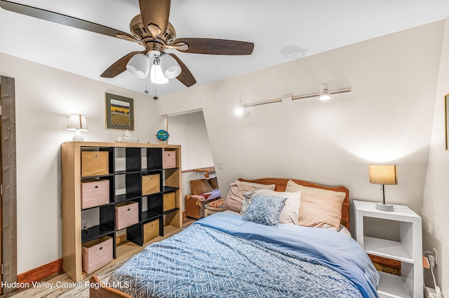 bedroom with ceiling fan