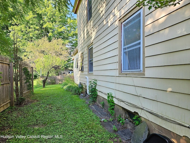 view of side of property featuring a lawn