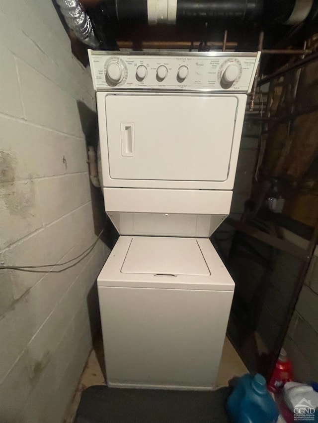 26 Townhouse Ln Unit 4A, Windham, NY 12496 - washroom featuring estacked washer and dryer and concrete block wall