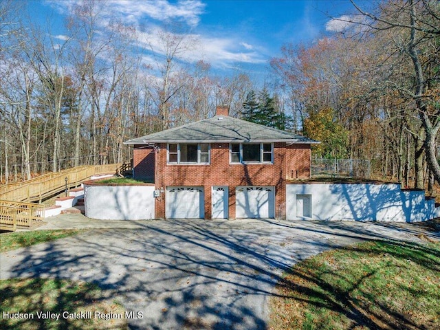 view of front facade featuring a garage