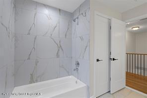 bathroom featuring tiled shower / bath