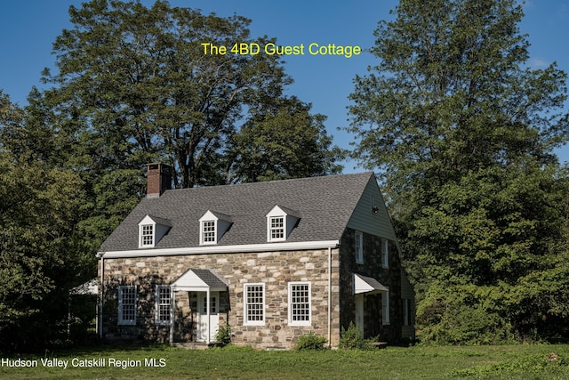 view of front of home with a front lawn