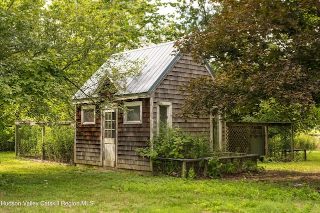 view of outdoor structure with a lawn