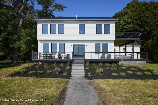 view of front facade with a front yard