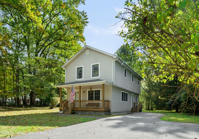 view of front of property featuring a front yard and covered porch