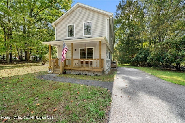 front of property featuring a front lawn