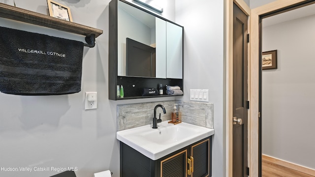 bathroom with tasteful backsplash and vanity