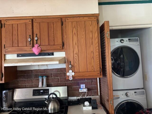 36 Blue Mountain Mnr, Saugerties, NY 12477 - laundry room featuring stacked washer and clothes dryer