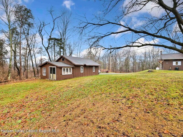 view of side of property featuring a lawn