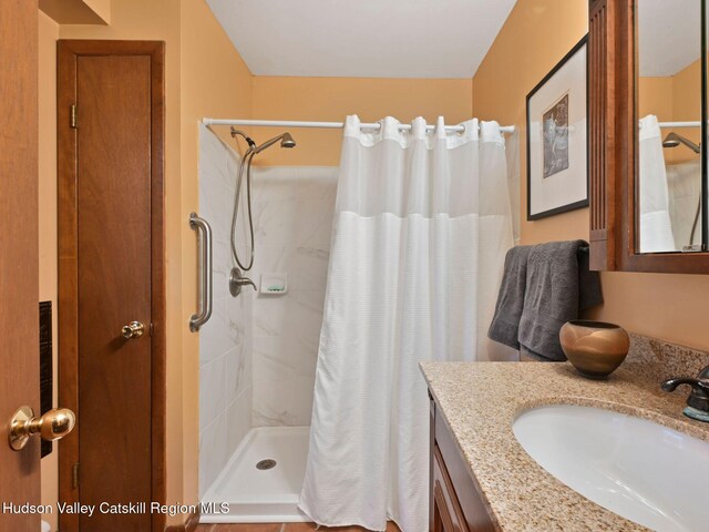 bathroom with a shower with shower curtain and vanity