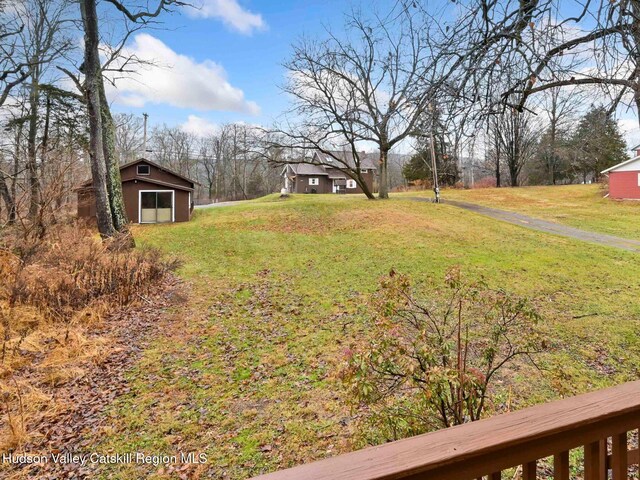 view of yard with an outdoor structure