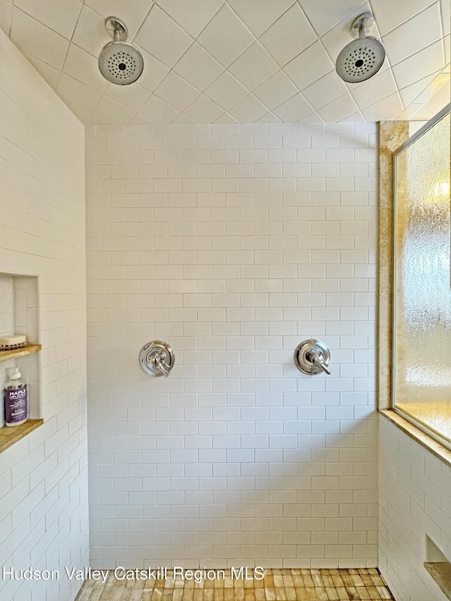 bathroom featuring tiled shower