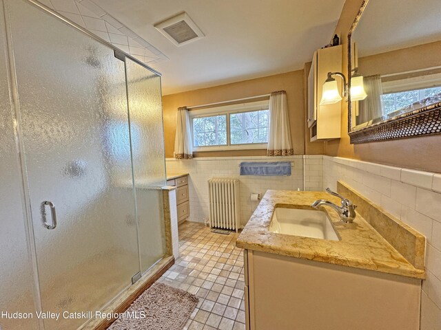 bathroom featuring tiled shower