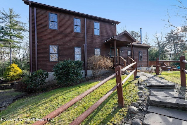 view of front of property with a front lawn