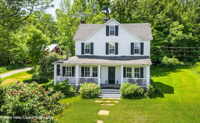 view of front of property featuring a front lawn and covered porch