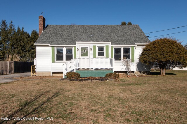 view of front facade featuring a front yard