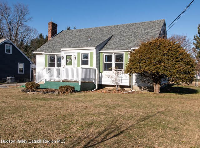 view of front of property featuring a front lawn