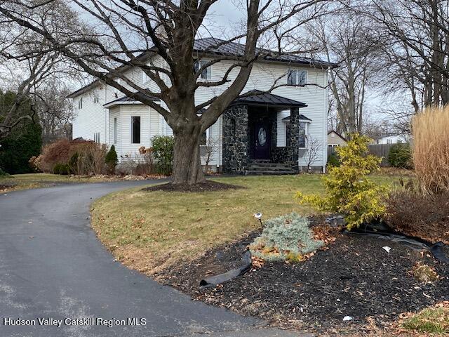 view of front of property featuring a front yard