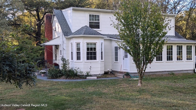 view of front of home featuring a front lawn