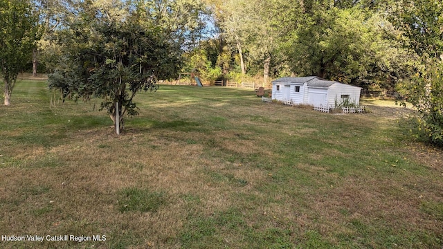 view of yard with an outdoor structure