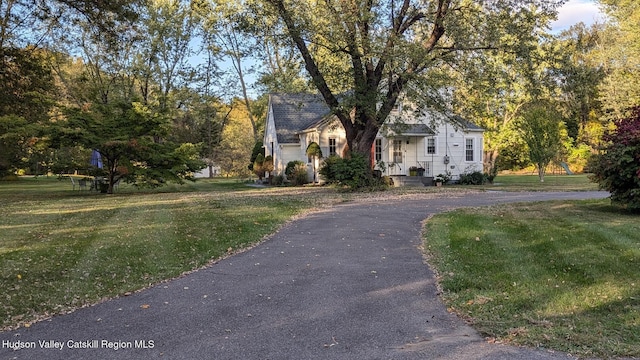 view of front of property featuring a front yard