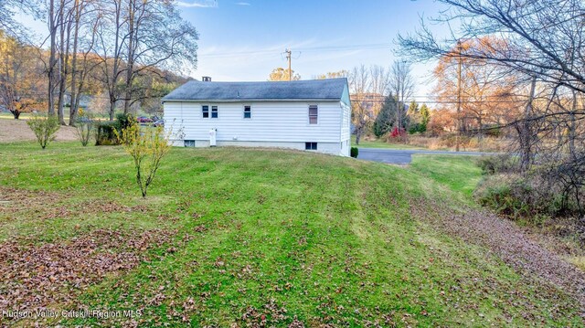 view of front of home featuring a front lawn