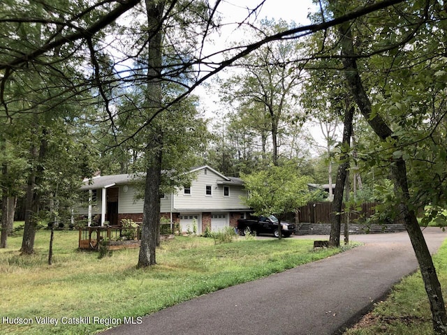 view of front of home featuring a garage and a front yard