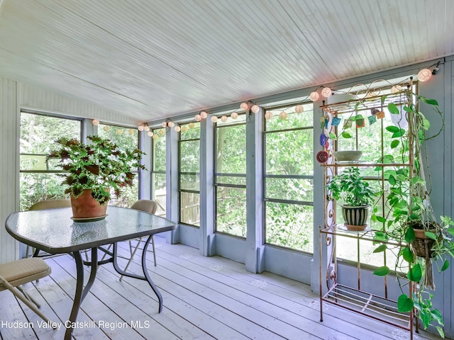 unfurnished sunroom with plenty of natural light and vaulted ceiling