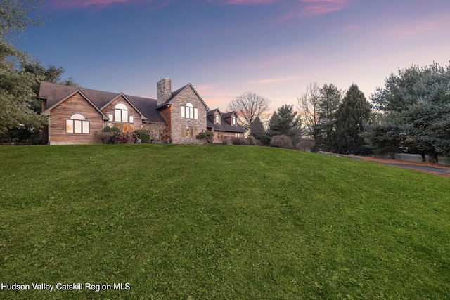 view of front of property featuring a yard