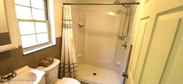 374 N Ridge Rd, Hannacroix, NY 12087 - full bathroom featuring a shower with shower curtain, tile walls, and a wainscoted wall