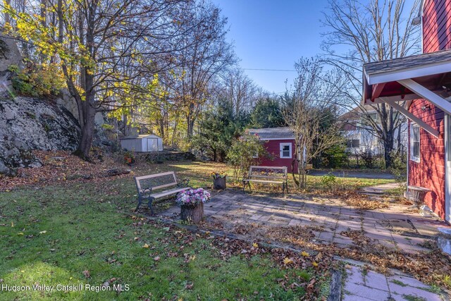 view of yard featuring a storage shed