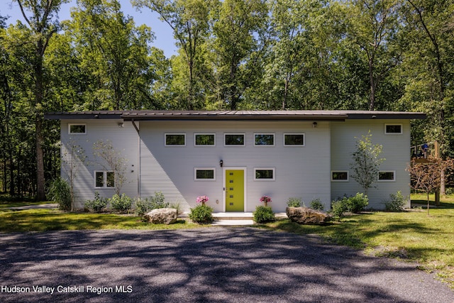 view of front of property with a front yard