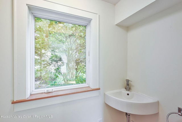 bathroom featuring sink