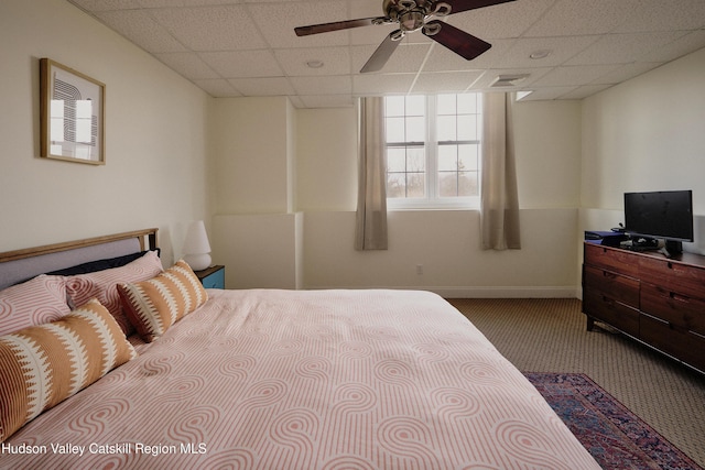 bedroom featuring carpet floors, baseboards, visible vents, and a drop ceiling