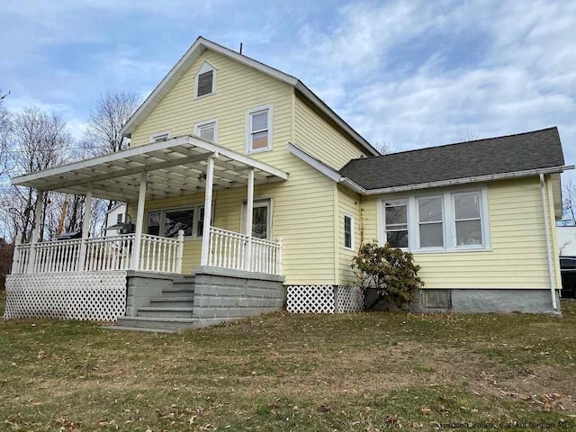 view of front facade featuring covered porch and a front yard