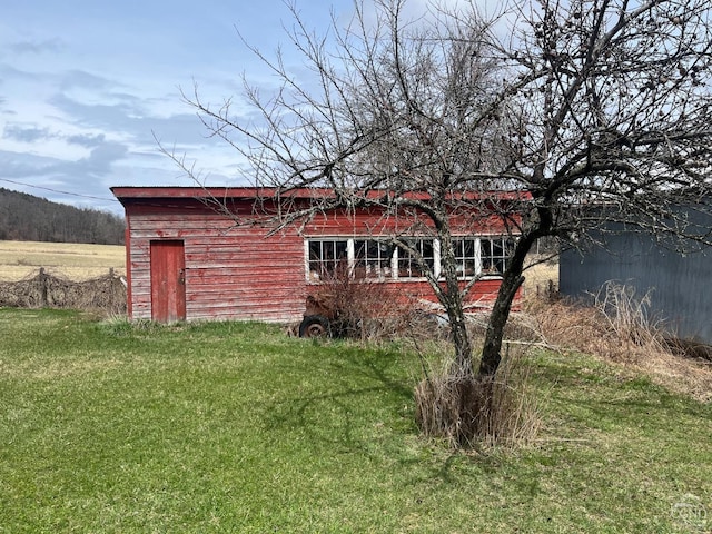 view of outdoor structure featuring an outbuilding