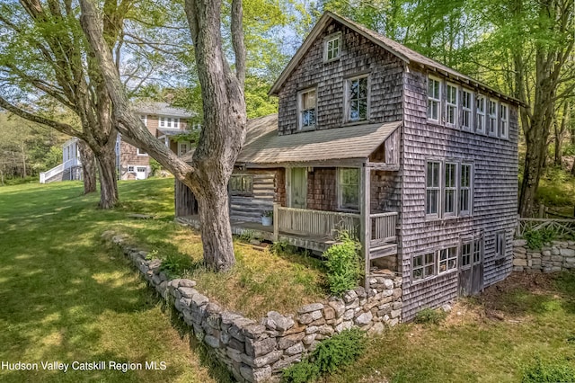 view of front of property featuring a deck and a front lawn