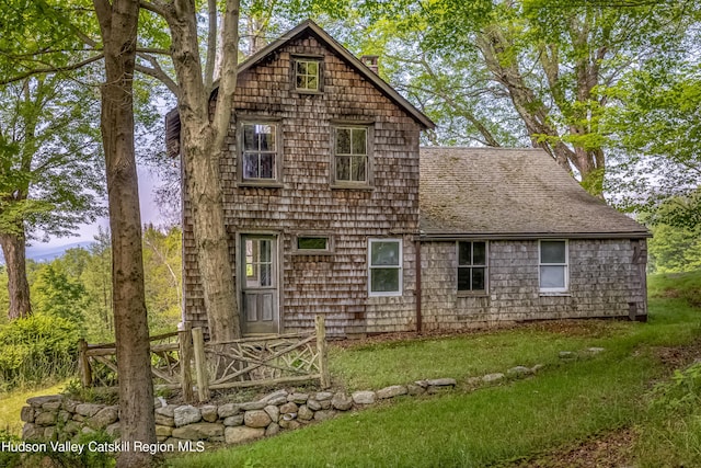 back of house featuring a yard