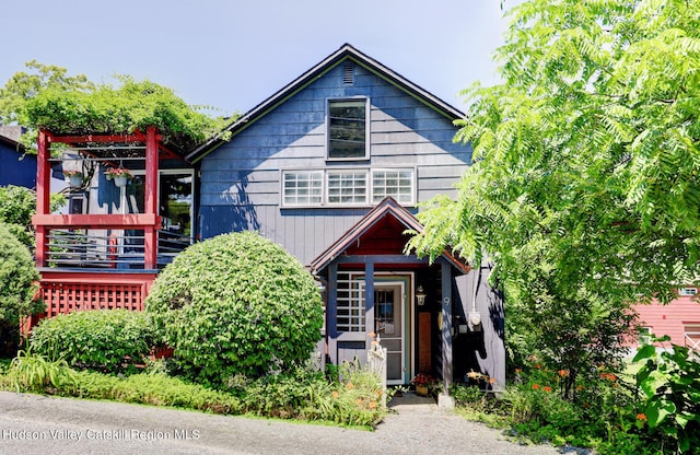 view of front of home featuring a wooden deck