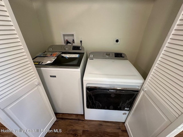 washroom featuring dark wood-type flooring and independent washer and dryer