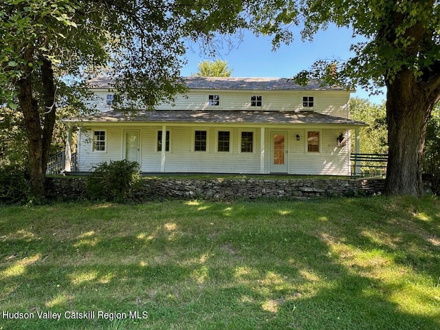 view of front of property featuring a front yard