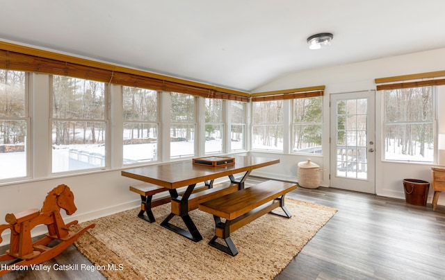 sunroom with lofted ceiling