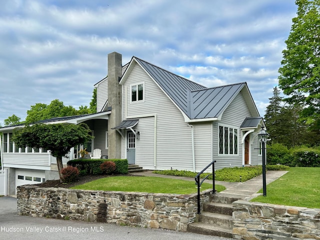 view of side of property featuring a lawn