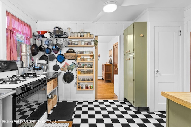 clothes washing area featuring crown molding